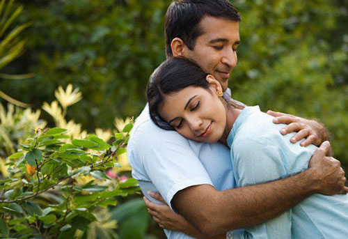 Thấy chồng ngồi lặng lẽ ôm đầu vì thất nghiệp, vợ tôi bình tĩnh đưa ra cuốn sổ tiết kiệm cùng câu nói khiến tôi chết lặng tại chỗ