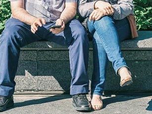 Phụ nữ nên ngồi 'dạng chân' giống đàn ông