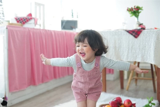Cô bé 2 tuổi gây bão làng thời trang nhí Việt Nam - Ảnh 2.