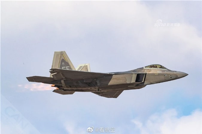 F-22 cua My khoe khoang chua cuc 