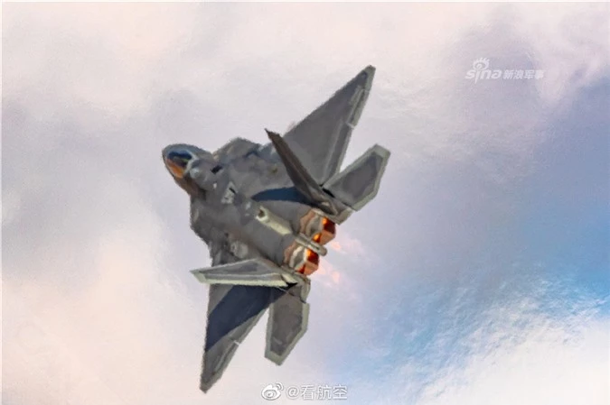 F-22 cua My khoe khoang chua cuc 