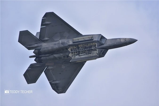 F-22 cua My khoe khoang chua cuc 