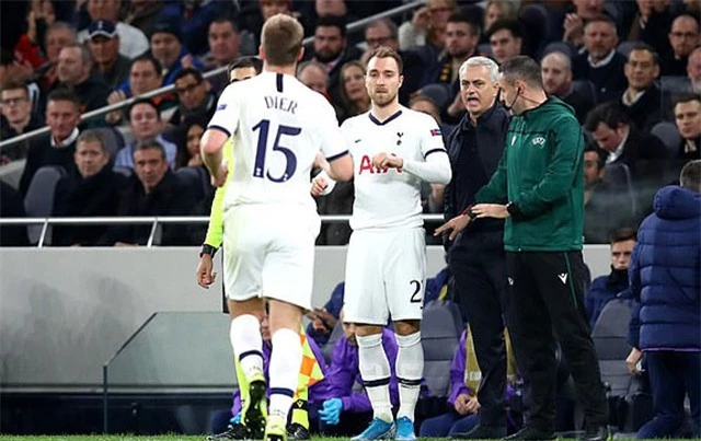 HLV Mourinho thay đổi chiến thuật mở ra cuộc lội ngược dòng cho Tottenham