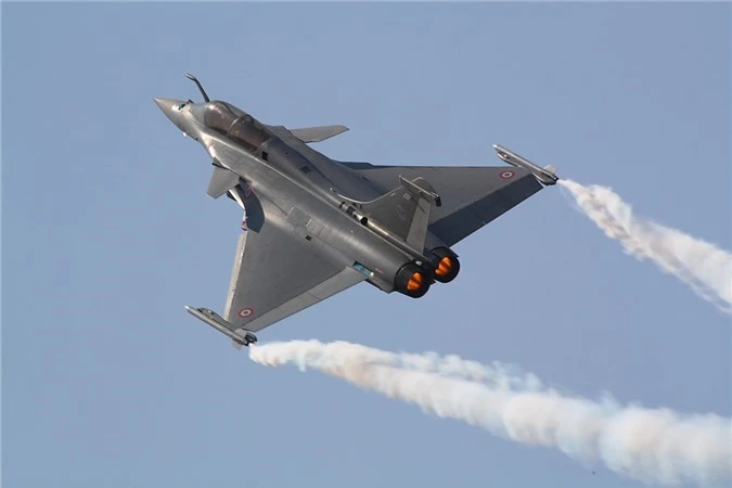 Vừa nhập biên "hàng khủng" Rafale, Ấn Độ đã định phô diễn sức mạnh - Hình 3 Vua nhap bien