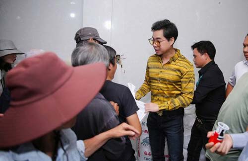 Nhiều người chen lấn để nhận tiền và quà trước biệt thự của Ngọc Sơn