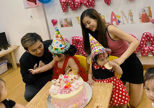 Vợ chồng Hoài Lâm khoe 2 con gái xinh như thiên thần