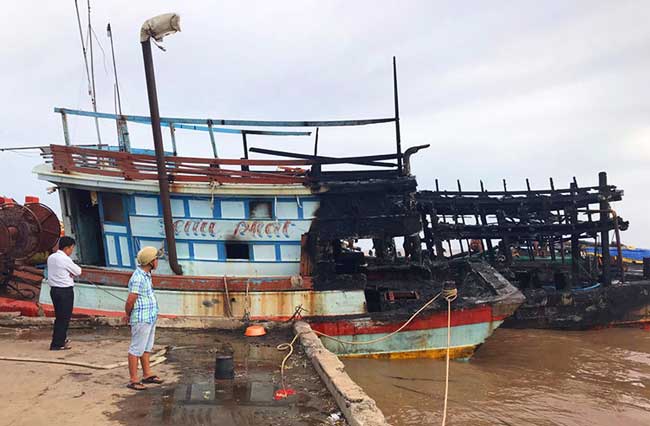 Ba tàu cá cháy rụi, thiệt hại 12 tỷ