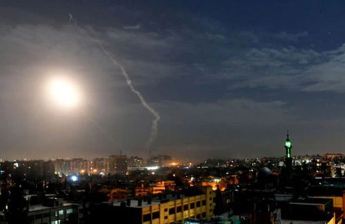 Tên lửa tấn công thủ đô Damascus của Syria. (Ảnh: SANA)