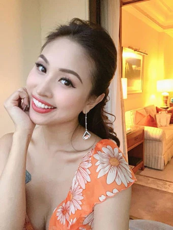 Vân Hugo (Nguyễn Thanh Vân) là một trong những hot girl đời đầu bên cạnh Quỳnh Nga, Huyền Lizzie... Cô được biết đến nhiều nhất khi vào vai Minh trong series Nhật ký Vàng Anh. Vân Hugo bước vào cuộc sống hôn nhân sớm, từ khi 23 tuổi, và sau đó sinh con. Mới đây, cô chia sẻ lại bức ảnh cũ chụp cùng con trai trên trang cá nhân. Bạn bè, khán giả đều nhận xét nữ MC nhìn rất trẻ khi làm mẹ.