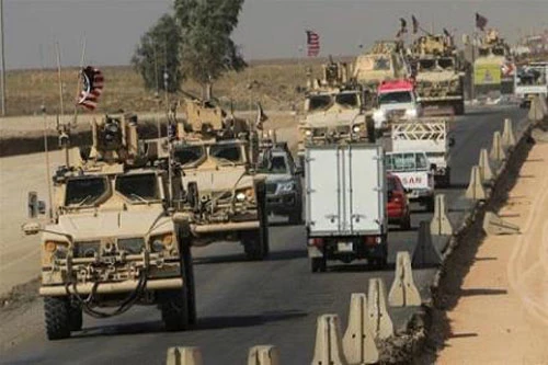 Một đoàn xe đưa lính Mỹ rút khỏi đông bắc Syria. Ảnh: Reuters.