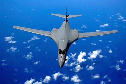 Đầu tiên là máy bay ném bom chiến lược B-1B Lancer. Ở tuổi 32, đây là loại máy bay ném bom chiến lược nguy hiểm bậc nhất của Không quân Mỹ hiện tại bên cạnh máy bay ném bom B-52H - vốn quá cũ và máy bay ném bom B-2 Spirit - quá hiện đại nhưng số lượng ít. Nguồn ảnh: BI.