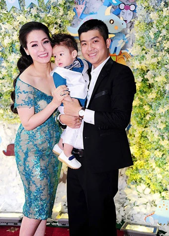 Gần đây, Nhật Kim Anh tố chồng cũ - doanh nhân Bửu Lộc ngăn cản việc gặp con. Phía Bửu Lộc lại tố Nhật Kim Anh giả tạo.