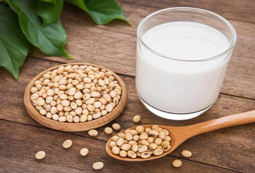 Sữa đậu nành: Do trong đậu nành sống có thành phần độc tố, vì vậy nếu sữa đậu nành không được nấu chín khi sử dụng cũng có thể dẫn đến ngộ độc. Sữa đậu nành phải được nấu chín, đun nóng đến 100° C trong khoảng 10 phút.