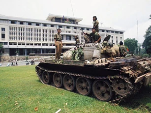 Việt Nam có thể "lộn ngược" xe tăng T-55, cải tiến thành... xe chở quân