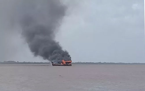 Cháy 3 tàu cá đang neo đậu, thiệt hại hơn 12 tỷ đồng