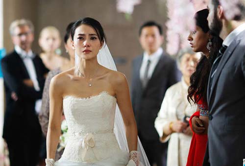 Đám cưới đang tưng bừng thì một cô gái lên sân khấu giật mic của MC tuyên bố "Tôi phản đối đám cưới giả tạo này" nhưng chú rể lại rất "ngơ ngác"