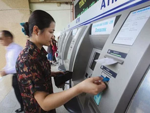 Mở thẻ ATM cho người khác sẽ bị phạt đến 100 triệu đồng
