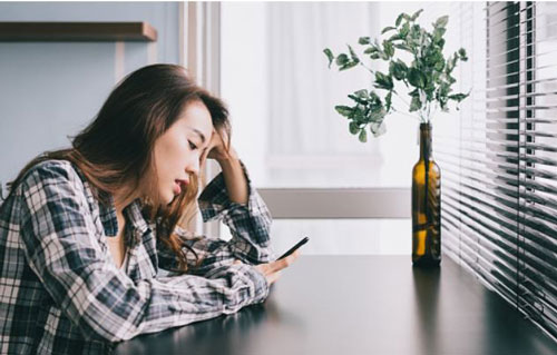 Chồng nhắn tin cho bồ 'Anh ly thân rồi', vợ liền tương kế tựu kế chơi ngay chiêu hiểm khiến anh ả 'gậy ông đập lưng ông'