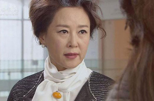 Ngày con dâu tái hôn, cháu gái tôi chạy theo xe một lúc rồi nằm xuống đất bẩn thỉu mà khóc lạc cả giọng khiến tôi đau đớn khôn cùng