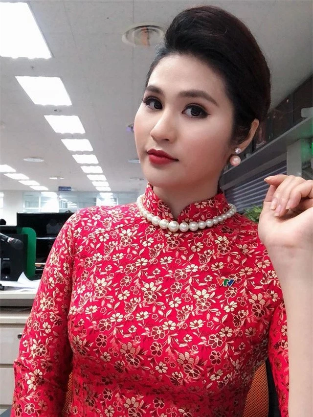 BTV thời sự Minh Trang duyên dáng trong tà áo dài trước giờ lên sóng - Ảnh 15.