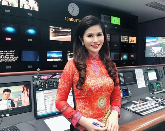 BTV thời sự Minh Trang duyên dáng trong tà áo dài trước giờ lên sóng - Ảnh 16.