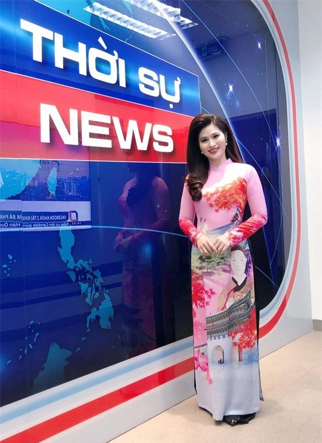 BTV thời sự Minh Trang duyên dáng trong tà áo dài trước giờ lên sóng - Ảnh 17.