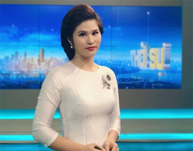 BTV thời sự Minh Trang duyên dáng trong tà áo dài trước giờ lên sóng - Ảnh 18.