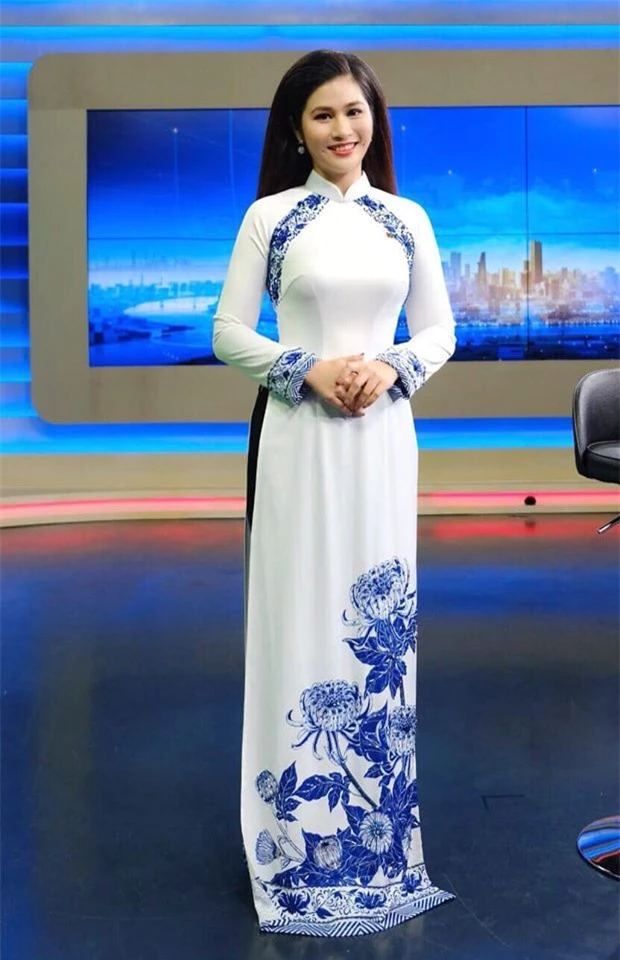 BTV thời sự Minh Trang duyên dáng trong tà áo dài trước giờ lên sóng - Ảnh 8.