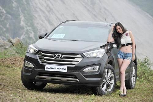 Hot girl nuột nà đọ dáng bên Hyundai Santa Fe đời cũ