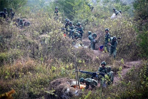 Phao phan luc BM-21 Trung doan 141 khai hoa danh dich do bo duong khong-Hinh-7