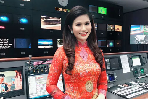 BTV thời sự Minh Trang duyên dáng trong tà áo dài trước giờ lên sóng