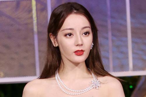 Địch Lệ Nhiệt Ba bị nghi ngờ cố ý đánh rơi hoa tai gần 700 triệu câu kéo sự chú ý của cộng đồng mạng