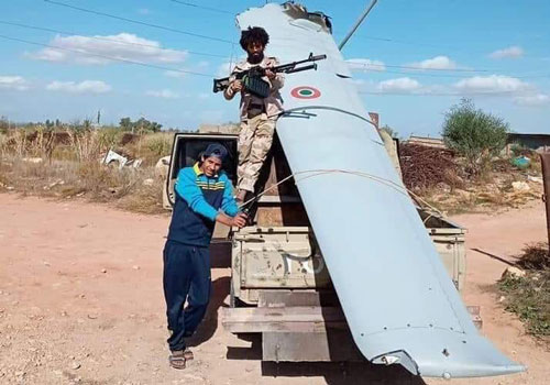 Phiến quân Lybia hí hửng bên xác máy bay không người lái của Italia