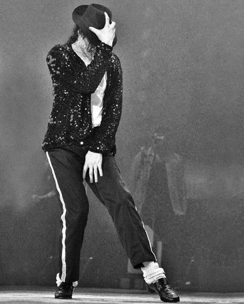 Michael Jackson từng mang đôi vớ nạm pha lê khi trình diễn trong chương trình TV Motown 25: Yesterday, Today, Forever năm 1983, lúc đó ông trình diễn điệu nhảy moonwalk