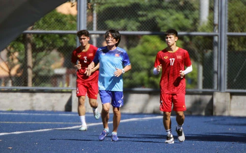 Hậu vệ Huỳnh Tấn Sinh và tiền đạo Nguyễn Trọng Hùng gặp chấn thương sau trận thắng U22 Brunei (Ảnh: VFF)