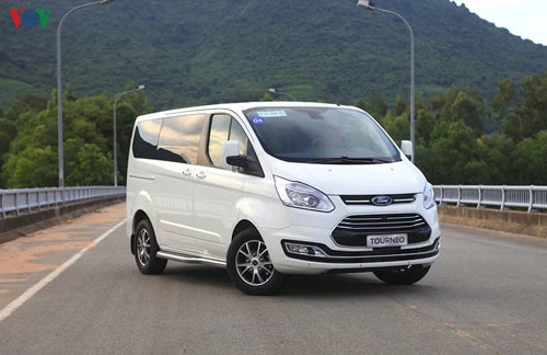 Ford Tourneo có vẻ ngoài cứng cáp và khỏe khoắn.