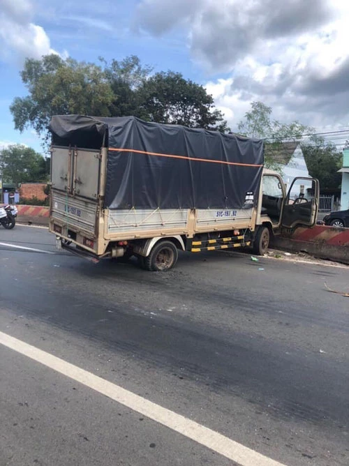 Xe tải bị mất lái đâm vào dải phân cách tại thị trấn Phước Vĩnh (Ảnh: TTXVN)
