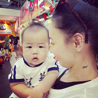 Trương Bá Chi công khai ảnh cận chân dung con trai út?