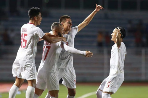 Các cầu thủ Philippines ăn mừng bàn thắng.