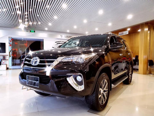 Giá ôtô ồ ạt giảm mạnh dịp cuối năm, có nên mua ngay?