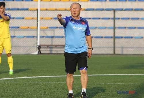 Ông Park tỏ ra nghiêm ngặt với buổi tập cuối trước trận đấu với Indonesia (Ảnh: Văn Hải)
