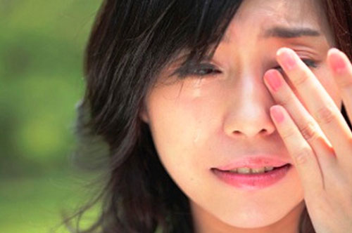 Mặc kệ chị dâu khóc lóc, mẹ tôi đuổi đi rồi đón cô gái khác về nhà