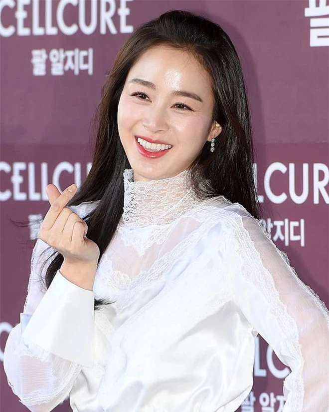 Kim Tae Hee lần đầu chính thức lộ diện sau khi lâm bồn: Lộ khuyết điểm nhưng vẫn được tung hô mẹ 2 con đẹp nhất châu Á - Ảnh 4.