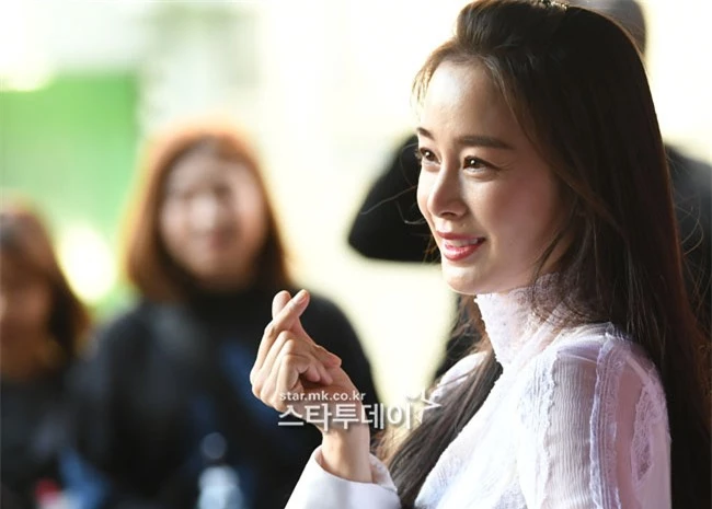 Kim Tae Hee lần đầu chính thức lộ diện sau khi lâm bồn: Lộ khuyết điểm nhưng vẫn được tung hô mẹ 2 con đẹp nhất châu Á - Ảnh 5.