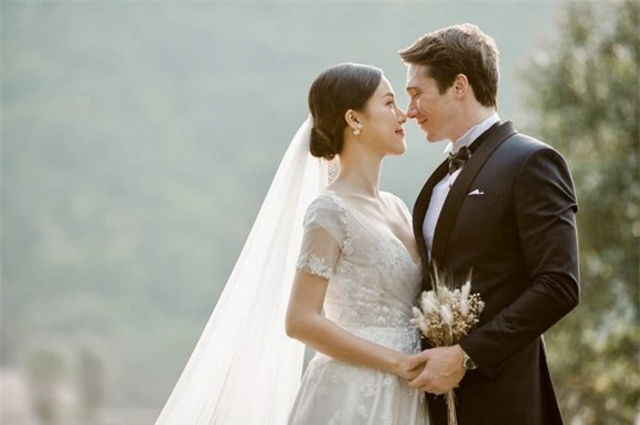 Trước ngày trọng đại, Á hậu Hoàng Oanh tung trọn bộ ảnh cưới "ngọt lịm" bên cạnh bạn trai ngoại quốc - Ảnh 11.