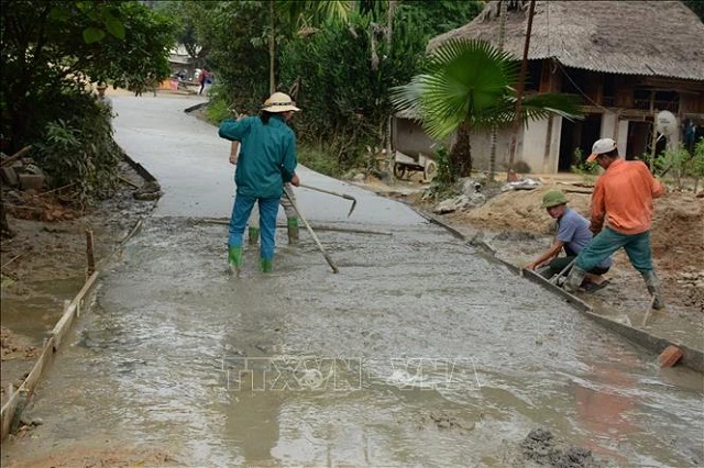 Bà con nhân dân xã Tân Hương, huyện Yên Bình, làm đường giao thông nông thôn nhờ nguồn xã hội hóa. (Ảnh:TTXVN)