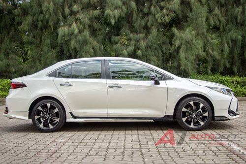 Cận cảnh Toyota Corolla Altis phiên bản thể thao, giá gần 800 triệu, cạnh tranh Honda Civic