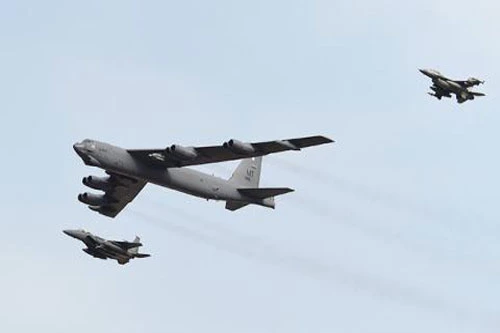 B-52H được tiêm kích hộ tống.