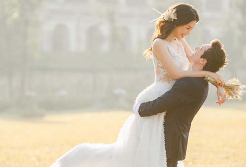 Trước ngày trọng đại, Á hậu Hoàng Oanh tung trọn bộ ảnh cưới "ngọt lịm" bên cạnh bạn trai ngoại quốc