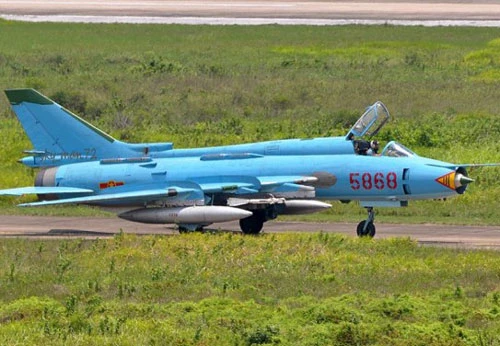 Trong số những chiến đấu cơ mà Việt Nam đã và đang sử dụng, loại máy bay có tốc độ thuộc vào hàng nhanh bậc nhất là tiêm kích - bom Su-22. Nguồn ảnh: TL.